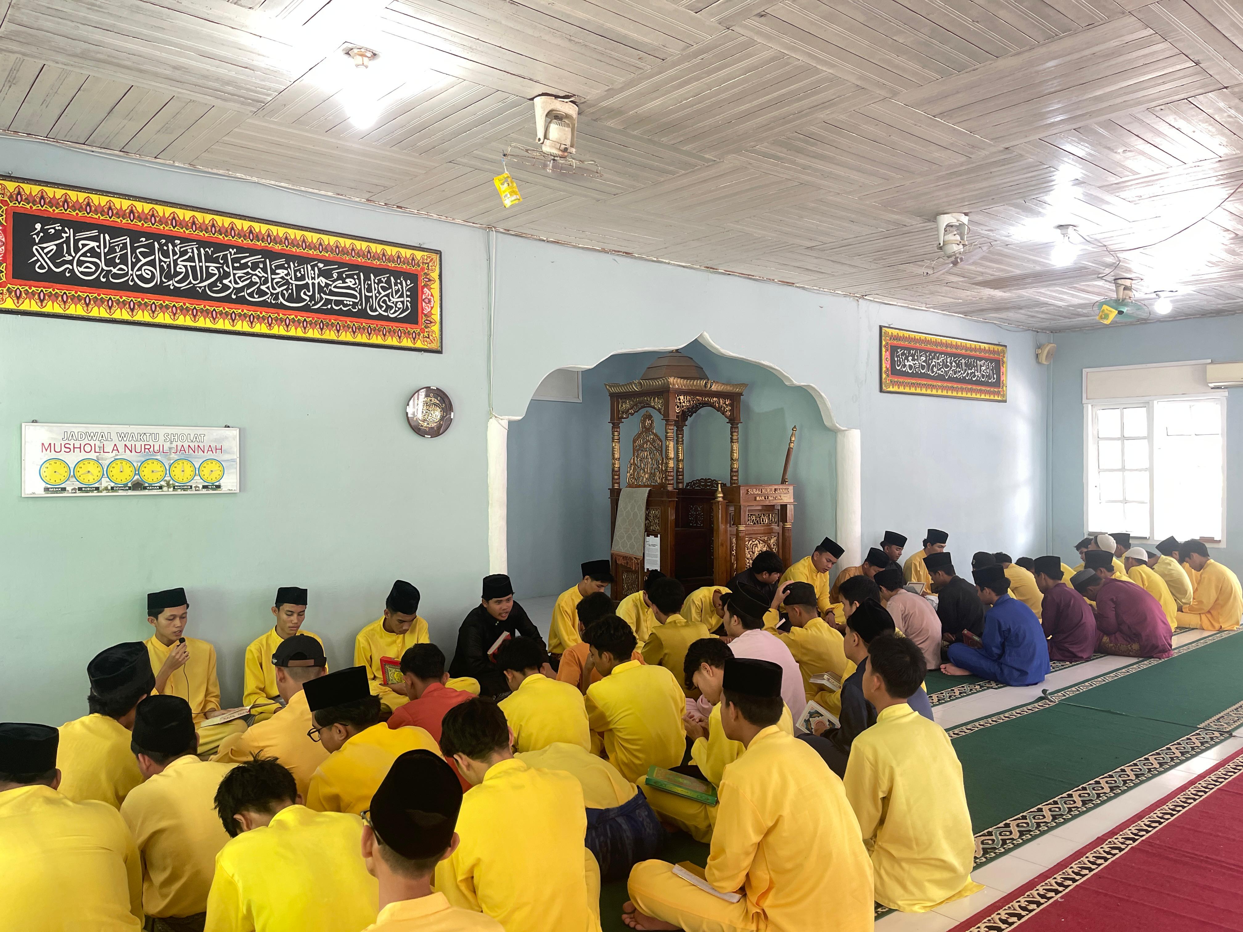 Satu Hati dalam Lantunan Wahyu: Siswa MAN 1 Natuna Gelar Khataman Al-Qur'an Massal di Surau Nurul Jannah